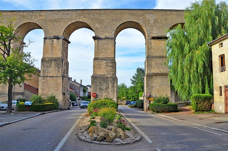 罗马渡槽在Jouy-aux-Arches