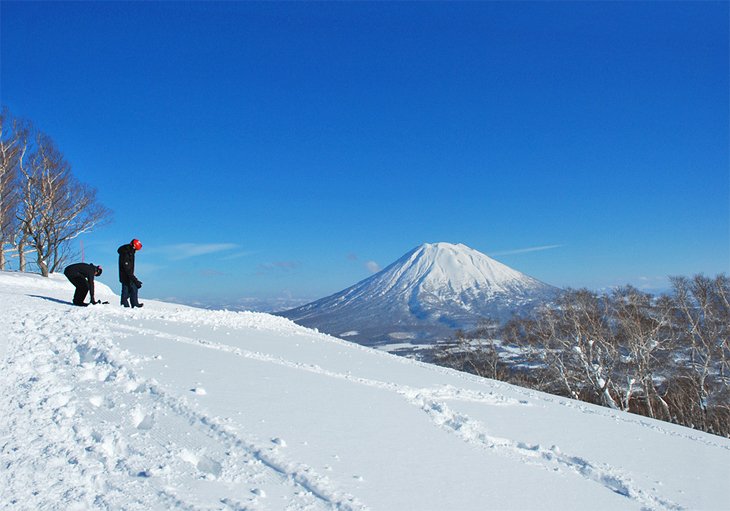 新雪谷和远处的富士山