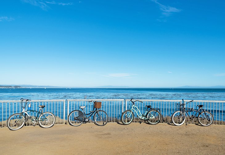 自行车在圣克鲁斯海滩木板路