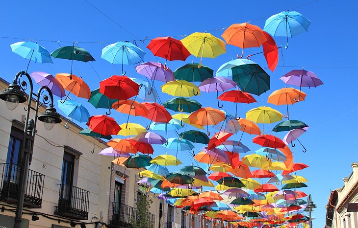 马德里，装饰着五颜六色雨伞的街道