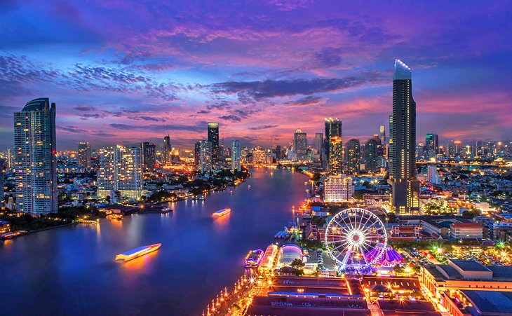 曼谷河滨的夜晚
