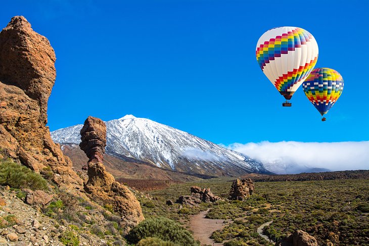 热气球与特内里费岛的泰德国家公园里的白雪皑皑的泰德火山