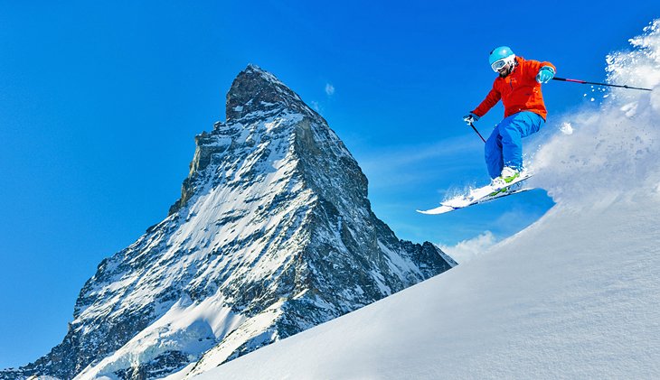 一个滑雪者在马特洪峰旁边的新粉