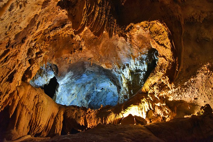 内部沙士达山湖洞穴