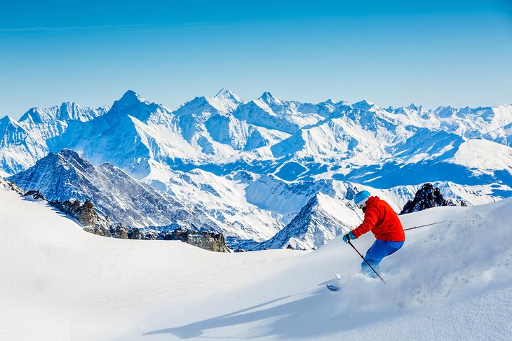 滑雪者在新鲜的粉末在山谷布兰奇，夏蒙尼，法国阿尔卑斯山
