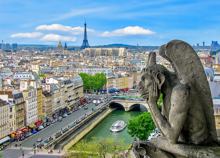 俯瞰巴黎的圣母院石像鬼