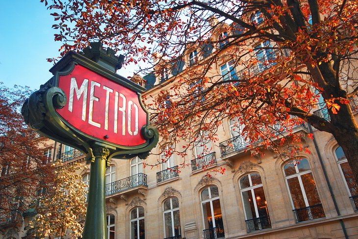 秋天的巴黎地铁标志