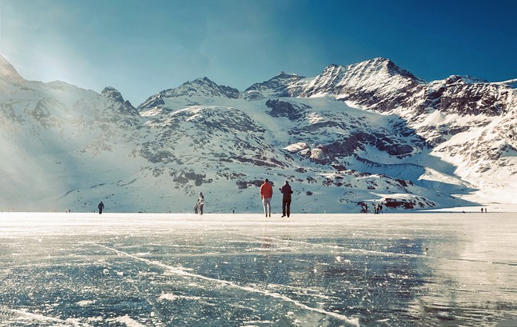 瑞士比安科湖上的溜冰者