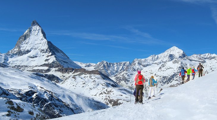 采尔马特的雪鞋徒步旅行，欣赏马特洪峰的美景