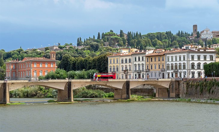 游览车穿过佛罗伦萨的阿诺河