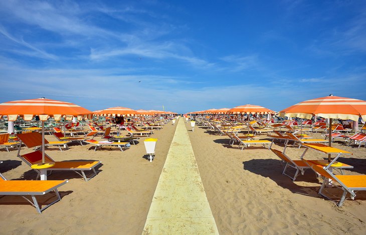 太阳椅,在Riccione雨伞在沙滩上