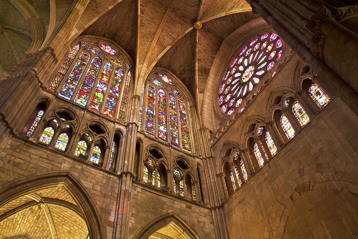莱昂教堂的彩色玻璃窗