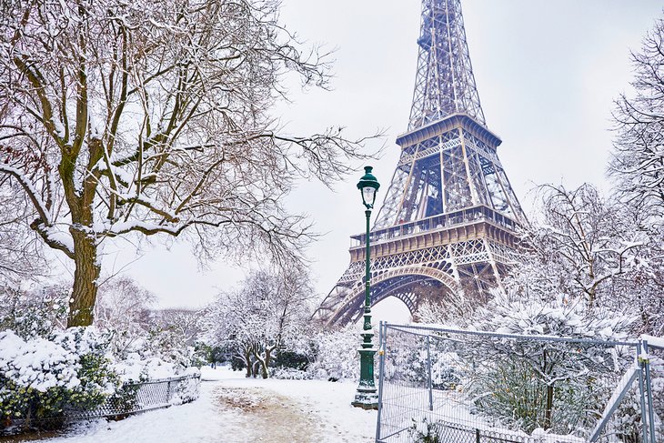 在一个下雪的一天埃菲尔铁塔