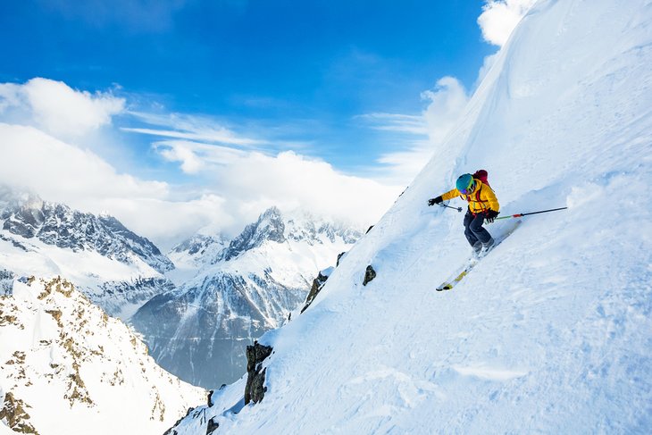 滑雪者在陡峭地形在法国夏蒙尼举行的”width=