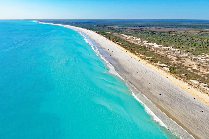 架空电缆在布鲁姆的海滩上,澳大利亚西部