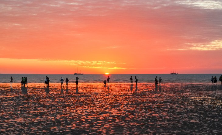 在达尔文敏迪尔海滩看日落
