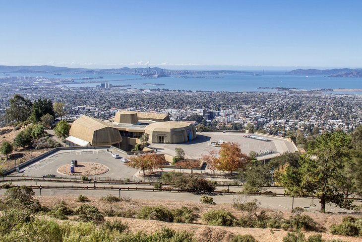 劳伦斯科学大厅俯瞰旧金山湾