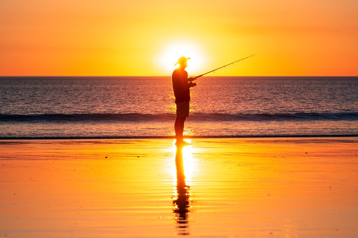日落时分在西澳大利亚布鲁姆的凯布尔海滩钓鱼