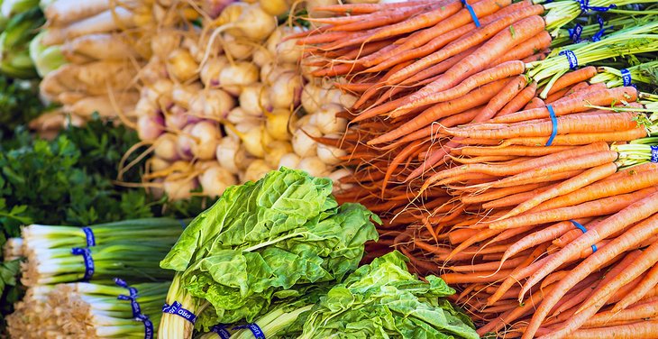 有机蔬菜在渡轮广场农贸市场出售