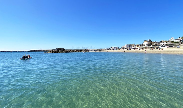 莱姆里吉斯海滩清澈的海水