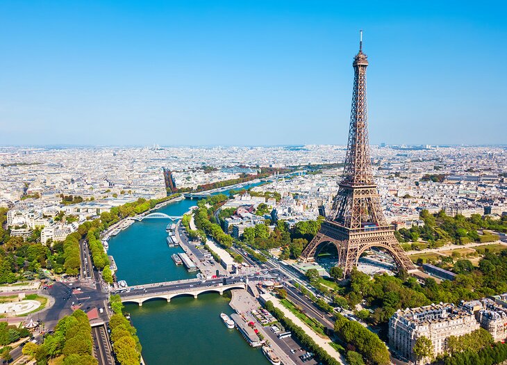 从埃菲尔铁塔俯瞰巴黎