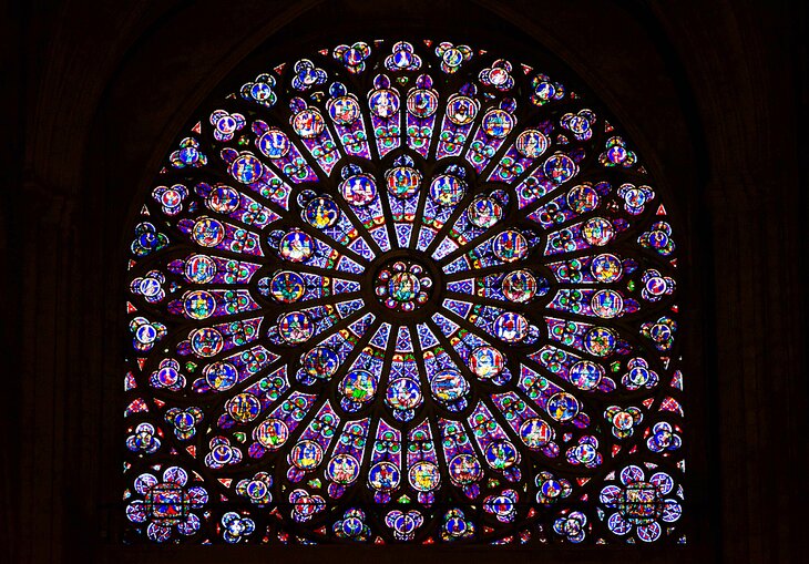 巴黎圣母院的彩色玻璃窗