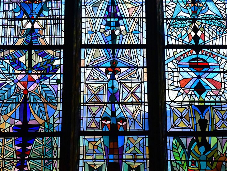 Eglise Saint-Maximin酒店的彩色玻璃窗| Pack-Shot / Shutterstock.com